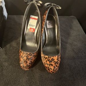 Super cute heels with bow on back!